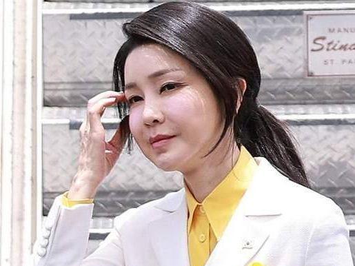 光青筋暴起像老树皮暴露线岁OG网站金建希手部照片曝(图3)