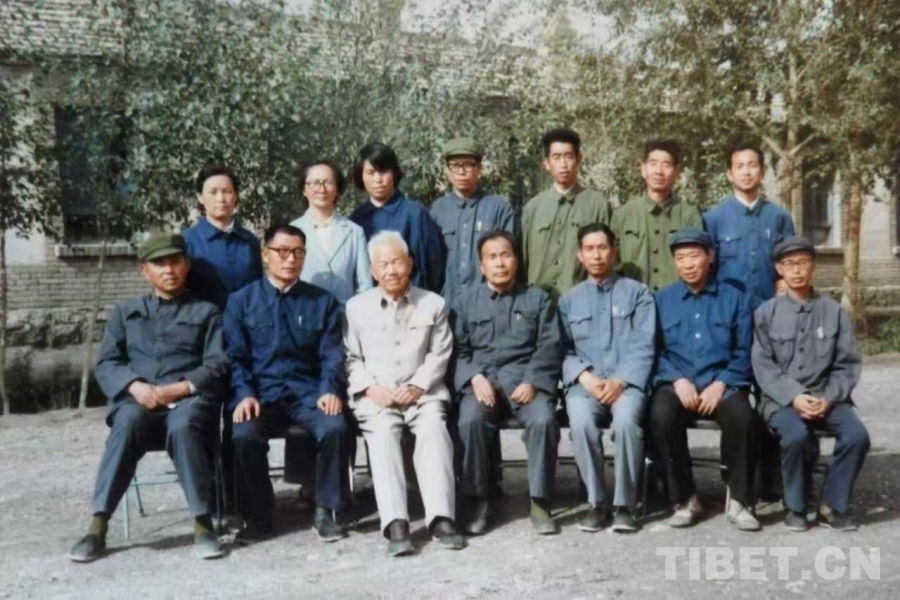 天路·慕生忠》：“敬慕”“写慕”到“书OG视讯【“两路”共铸 心向北京】《(图3)