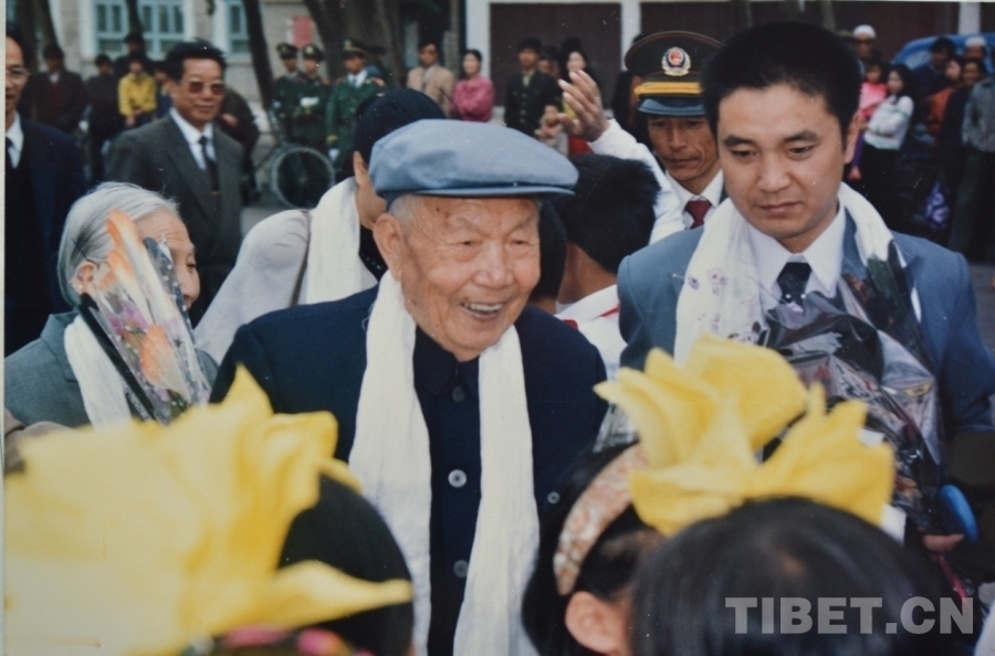 天路·慕生忠》：“敬慕”“写慕”到“书OG视讯【“两路”共铸 心向北京】《(图4)